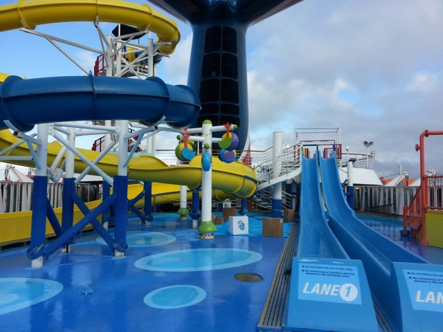 Verniciatura degli acquascivoli e fontana decorativa al Deck Lido Waterpark